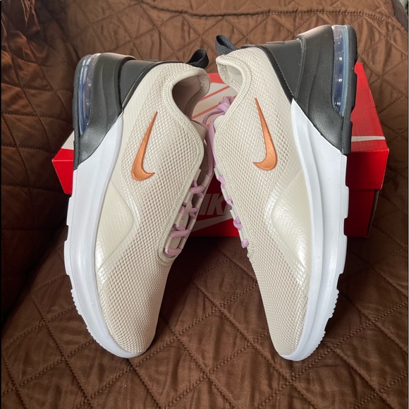 Nike Womens WMNS Air Max Motion 2 Size 8.5. Color OREWOOD BRN/METALLIC COPPER - Picture 2 of 12